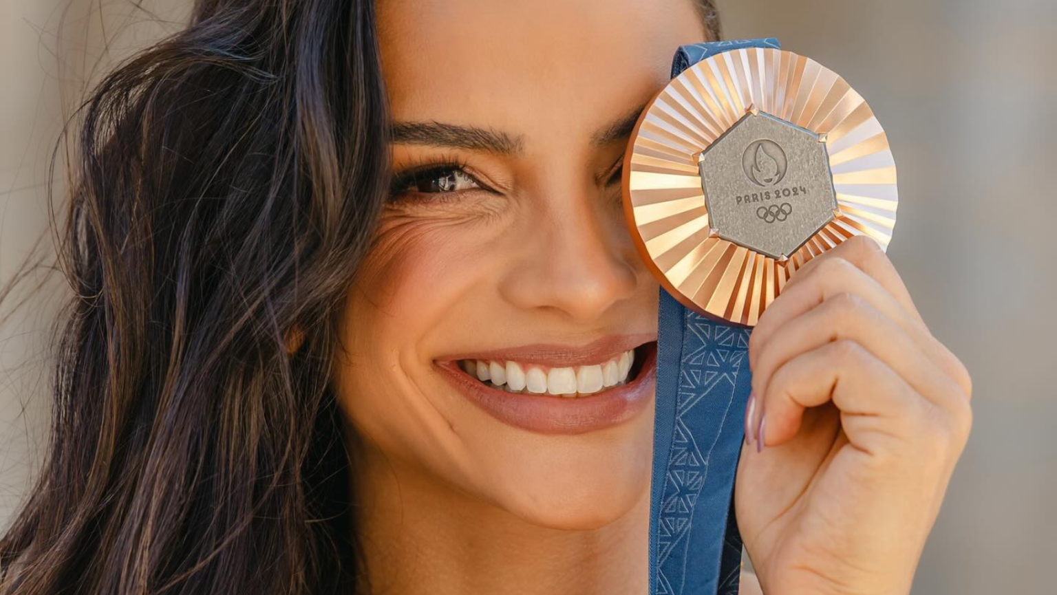 Médaillée olympique aux Jeux de Paris 2024 et championne de la Copa Brasil, Natália Araújo revient sur sa carrière de volley-ball Natália Araújo (Ph oto José Prestes - Make and Hair Bruno Coelho)