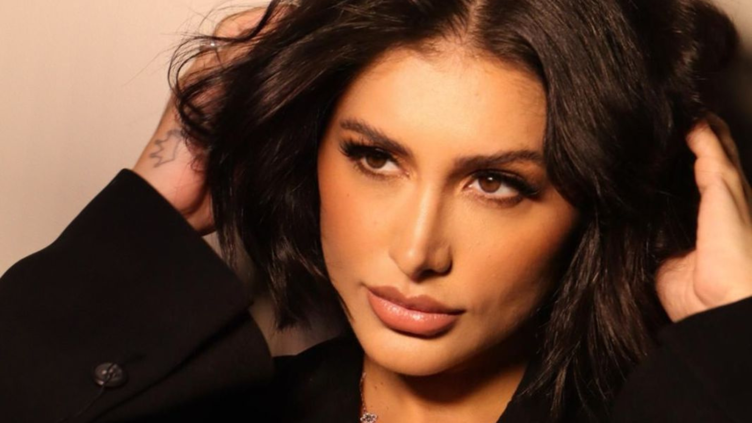 Caroline G : L’influenceuse qui a transformé sa passion pour le maquillage en connexion et en objectif Caroline G