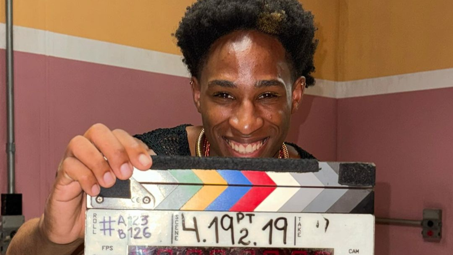 Vinícius Rodrigues, VN, fait ses débuts au théâtre avec une comédie musicale qui reflète les inégalités sociales à Rio de Janeiro Vinícius Rodrigues