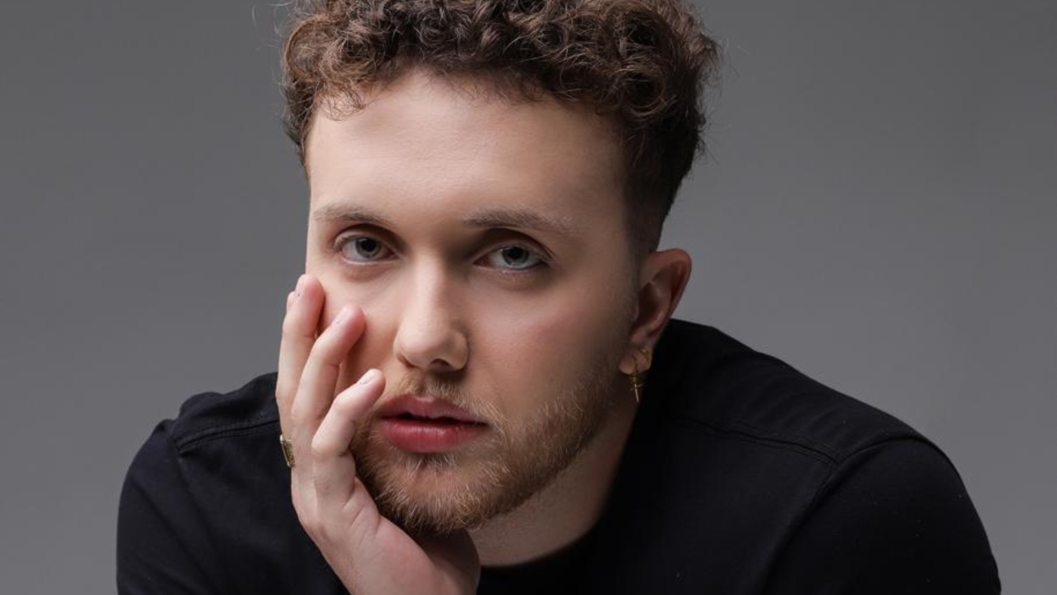 Uriel apparaît dans la pop nationale sous le nom de « Sam Smith brésilien » après avoir été présenté dans une émission télévisée Uriel (Estúdio Ana Pimenta)