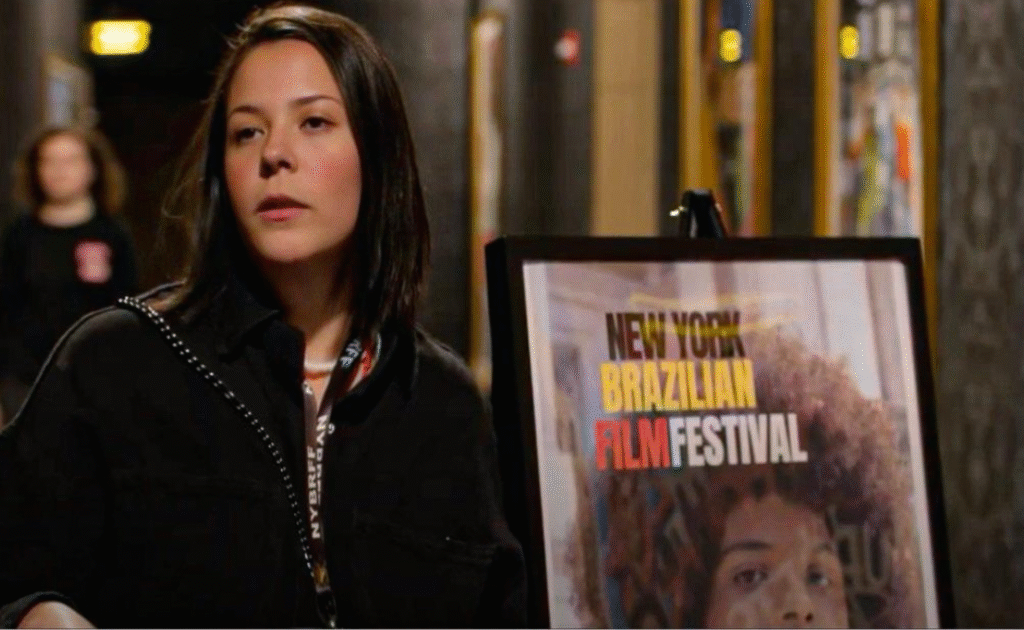 Née à São Paulo, Laura Barker promeut le cinéma brésilien à travers New York Brazilian Festival du film et embarquement dans le monde de la photographie Laura Barker