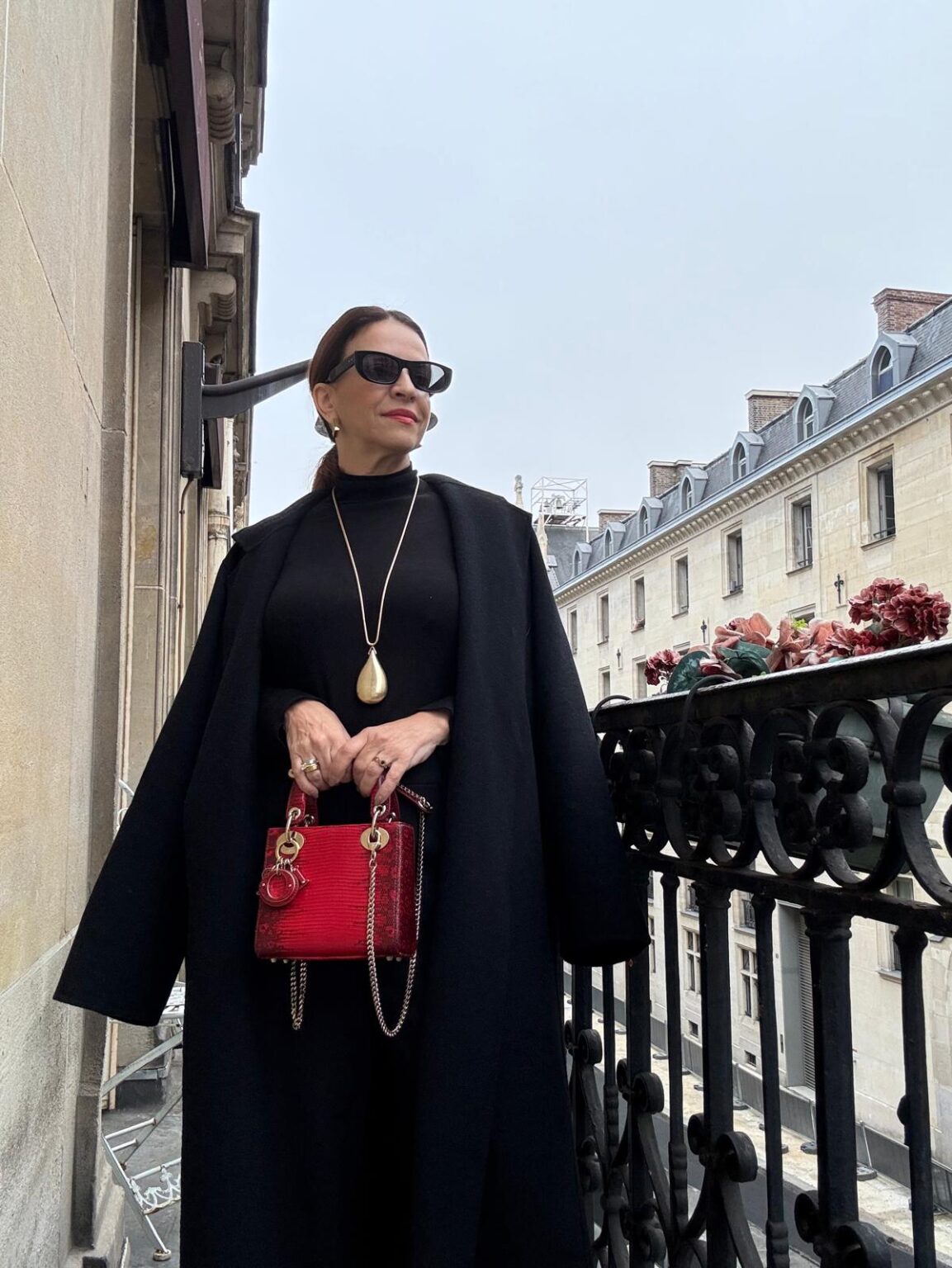 Laine Furtado suit la Paris Fashion Week et célèbre les 30 ans du magazine Linha Aberta à Paris