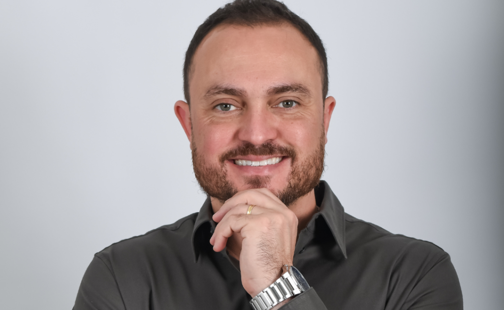 Dans son livre Le Voyage éternel, João Ribeiro transforme les récits spirituels en une invitation à la conscience