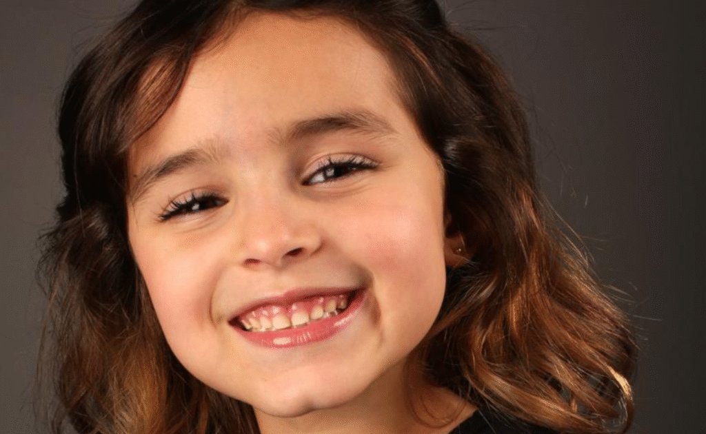 Sophia Fuggacy, âgée de seulement 7 ans, se fait remarquer au cinéma et fait ses débuts dans une nouvelle pièce de théâtre à Rio de Janeiro Sophia Fuggacy