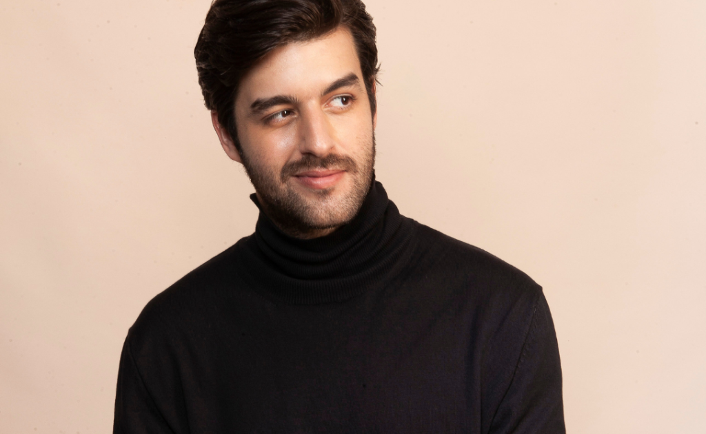 Deco Almeida vit actuellement un tournant dans sa carrière grâce à ses rôles sur HBO Max et Globo Deco Almeida