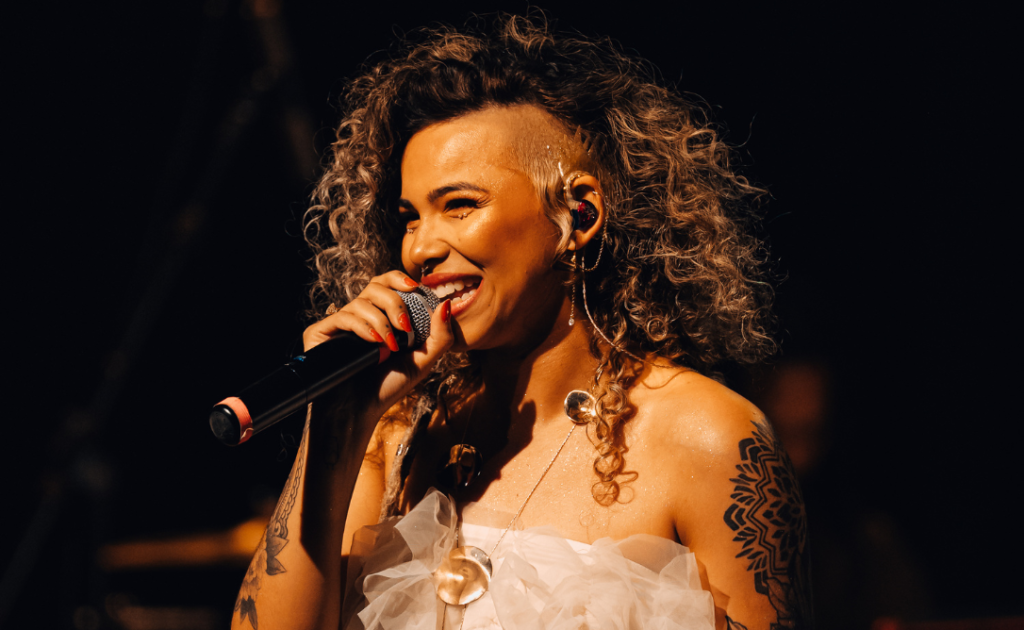 Dans son EP « Mapa do Coração », Juliê transforme sa vulnérabilité en force et réaffirme son identité artistique Juliê