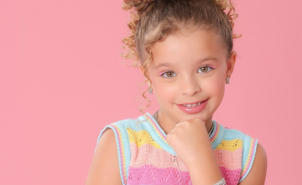 À 8 ans, Maria Clara Janhsen fait ses débuts sur TV Globo dans « Coração Acelerado », incarnant une version enfantine du personnage de Leandra Leal Maria Clara Janhsen