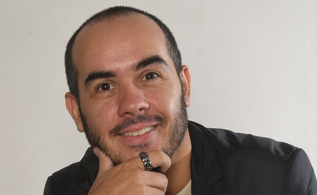 Eduardo Armelin aborde les thèmes des nouveaux départs et de la paternité dans « À la gare où nous nous sommes arrêtés »