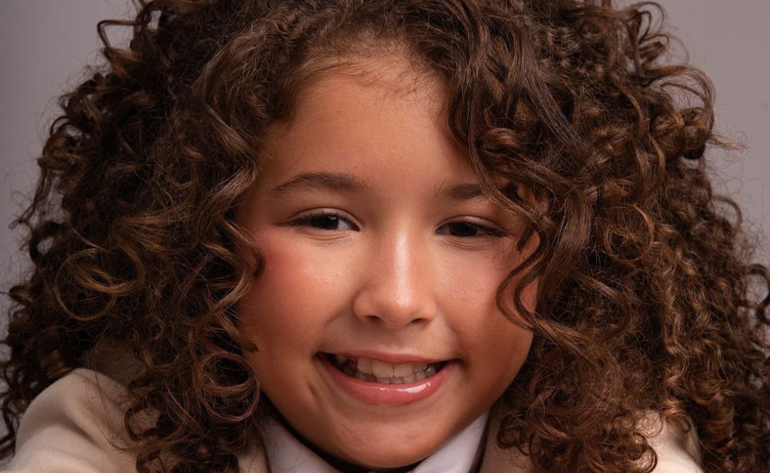 Bella Moraes interprète la sœur de Paulo Gustavo enfant dans une comédie musicale célébrant l’héritage du comédien