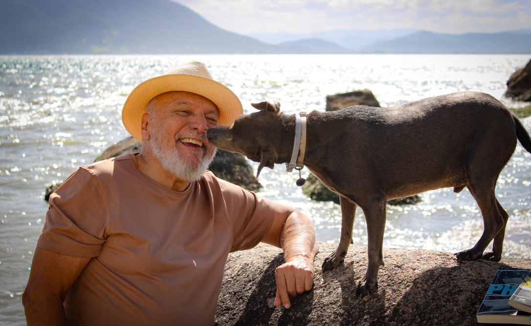 Fernando Machado donne la parole à un chien pour une réflexion sur l’affection, l’appartenance et le courage de ressentir