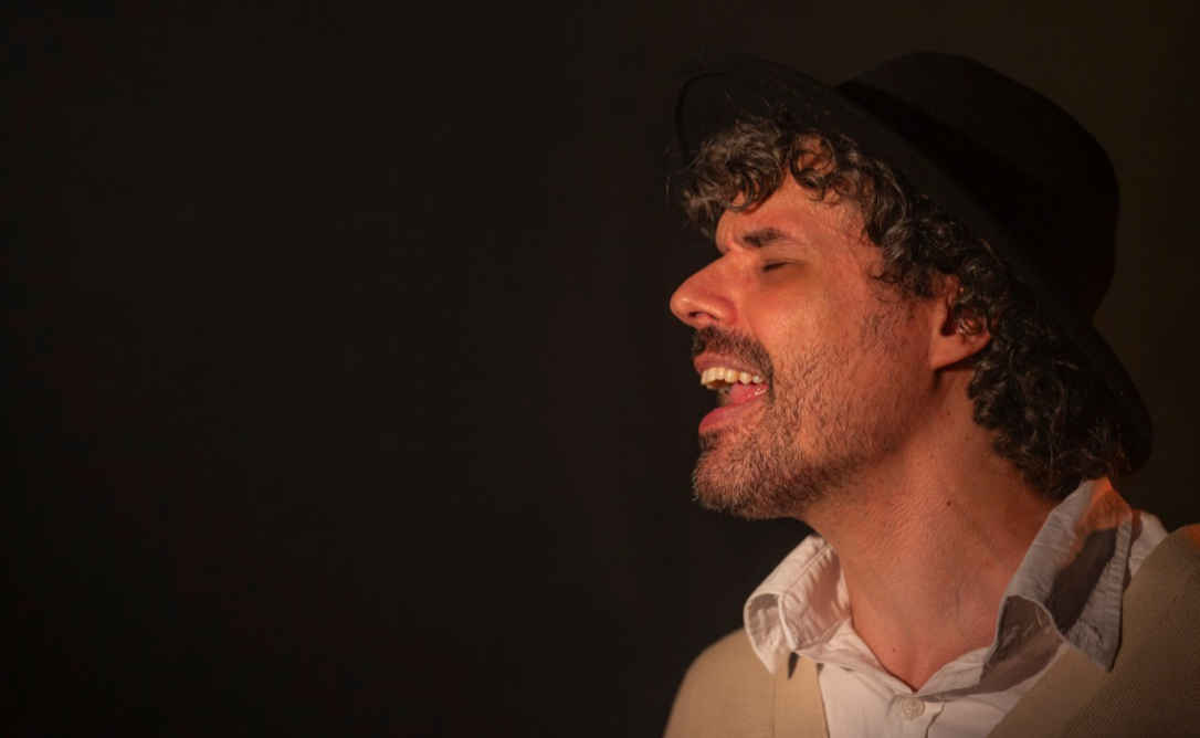 Dans le clip vidéo « Farol », Murilo Muraah transforme la philosophie et la connaissance de soi en une expérience audiovisuelle