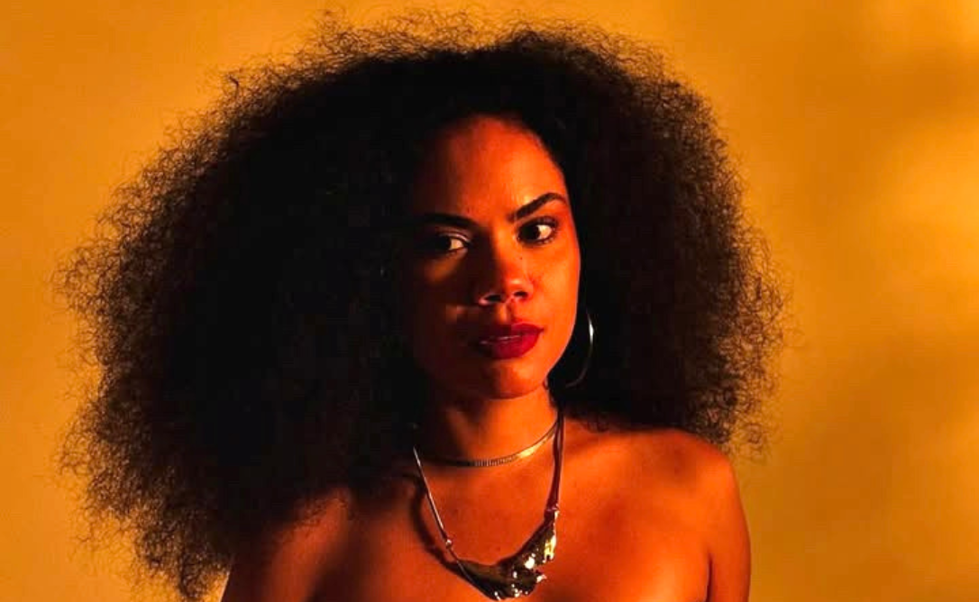 Júlia Sanchez revisite « My Ascendant is Scorpio » dans une version acoustique et transforme l’intimité en force artistique