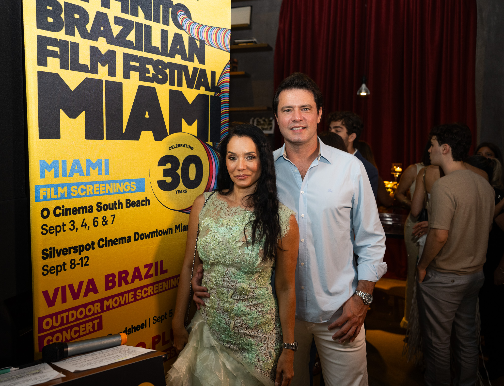 Mônica Carvalho émeut le public à Miami et reçoit une ovation debout pour « Deixe-me Viver »