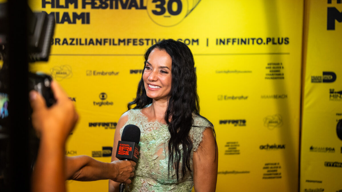Mônica Carvalho émeut le public à Miami et reçoit une ovation debout pour « Deixe-me Viver »